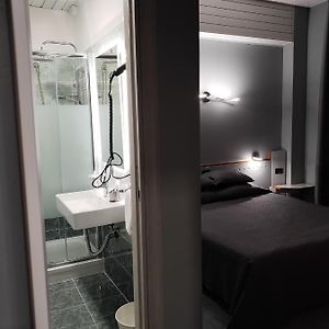 Zimmer mit Kingsize-Bett